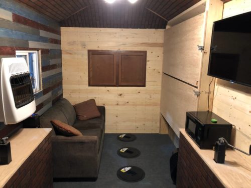 https://www.easyicehouse.com/wp-content/uploads/2020/01/bunkhouse-ice-fishing-house-1-500x375.jpg